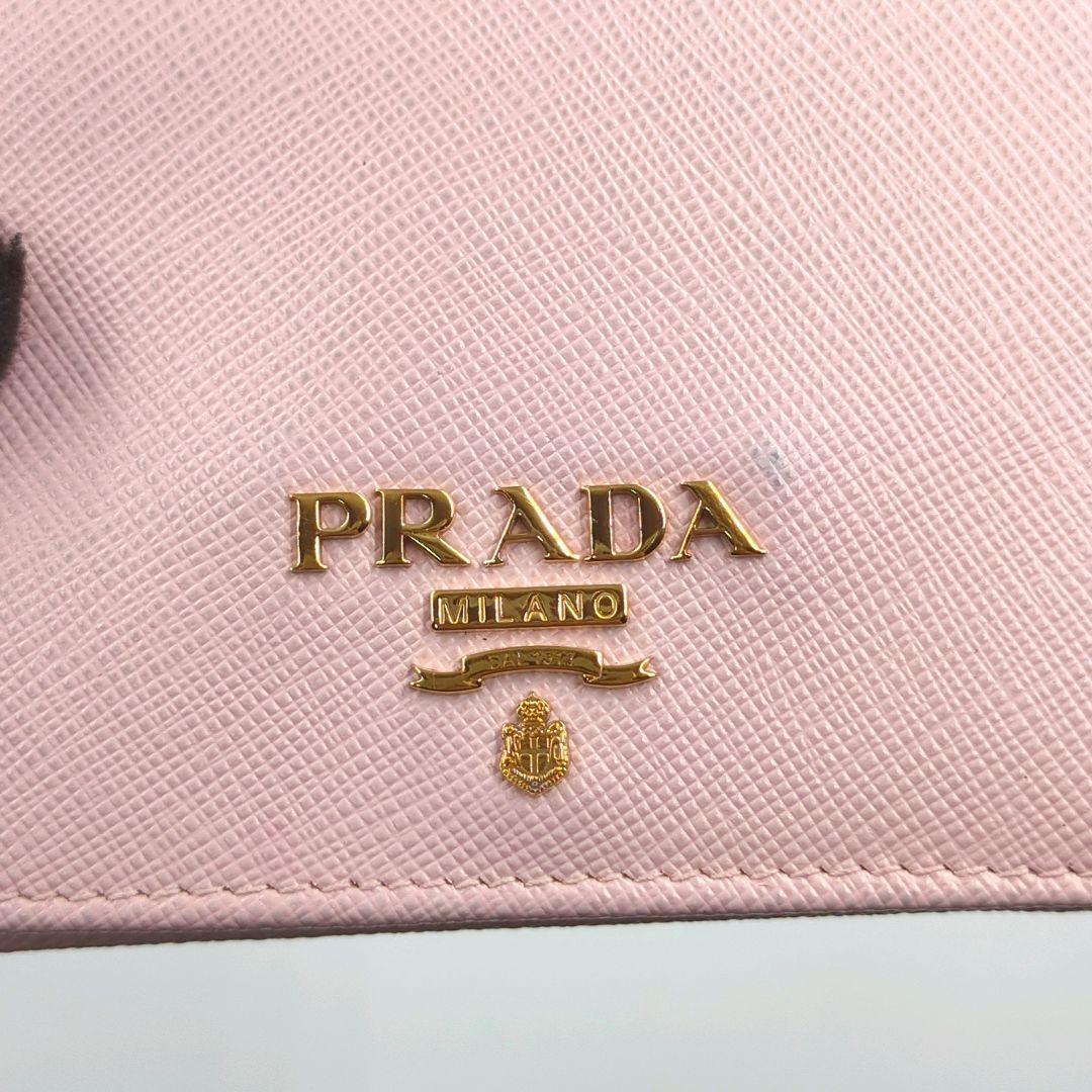 可愛い✨️PRADA　サフィアーノ　レザー　二つ折り財布　ロゴ付き