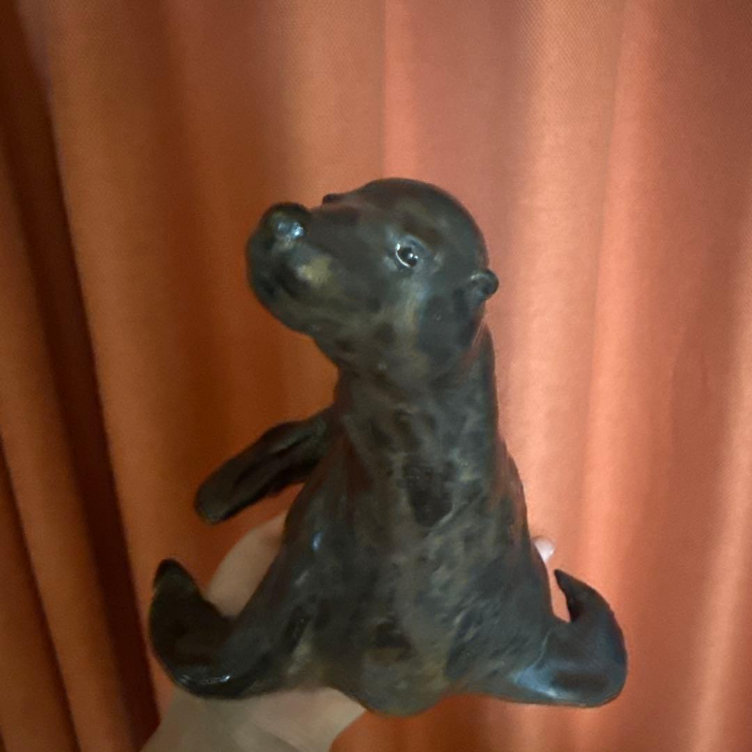 茶色いアザラシの陶器置物