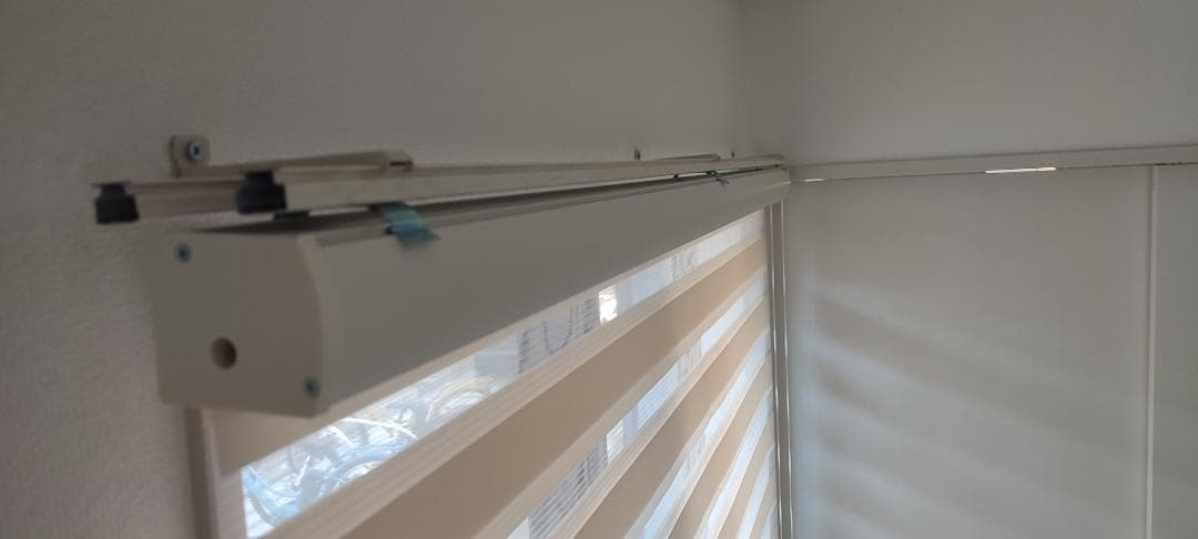 ベージュの ストライプ ロールスクリーン