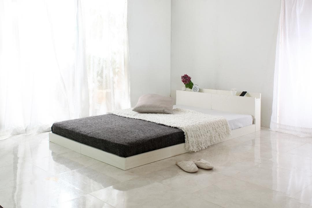 【ホワイト　セミダブル　マットレス付】便利な宮付きフロアベッド　ローベッド