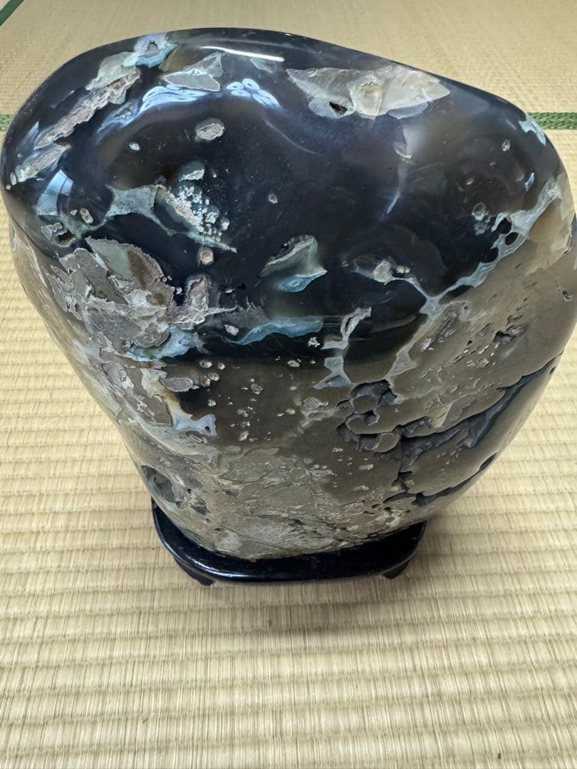 【貴重品】自然石の彫刻 黒色置物 台座付き