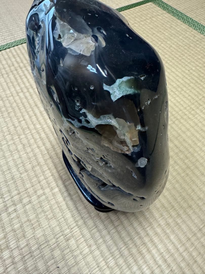 【貴重品】自然石の彫刻 黒色置物 台座付き