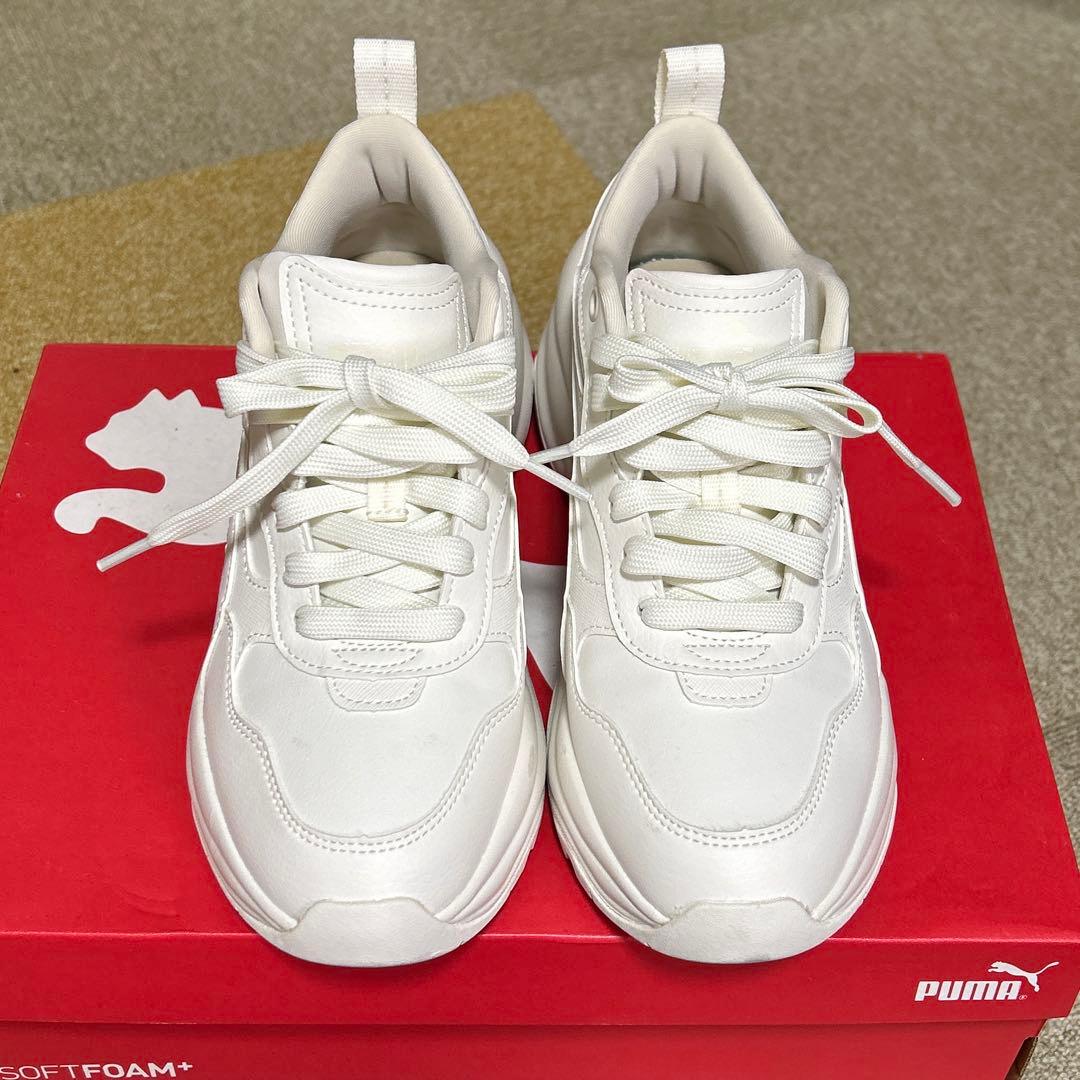 Puma SOFTFOAM+ ホワイトスニーカー
