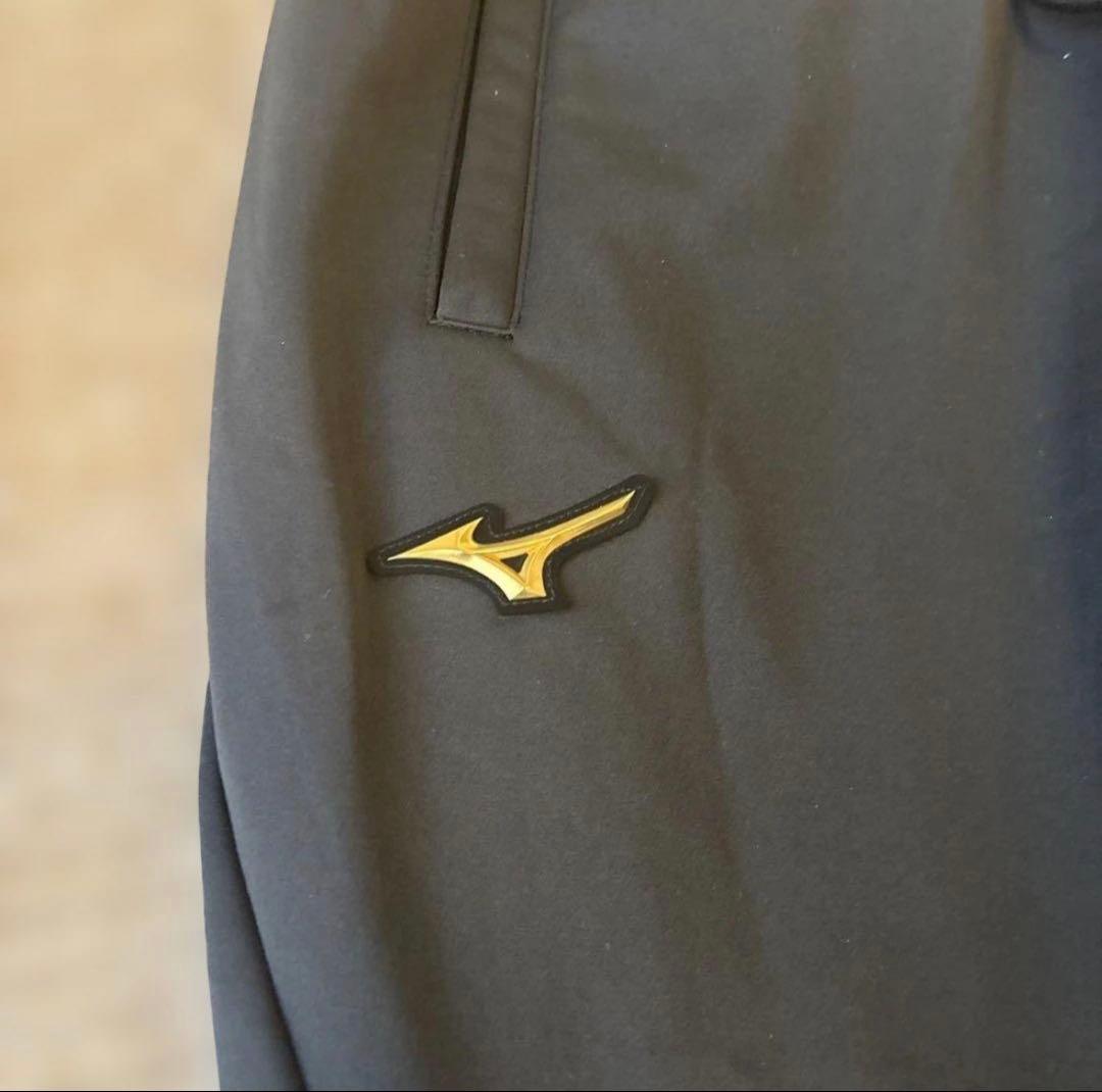 MizunoPro ホワイトフード付きジャケットとブラックトレーニングパンツ