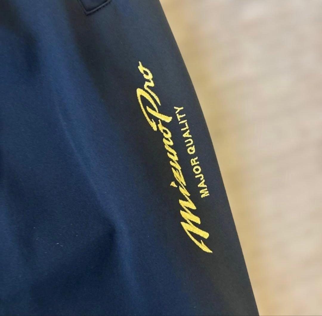 MizunoPro ホワイトフード付きジャケットとブラックトレーニングパンツ