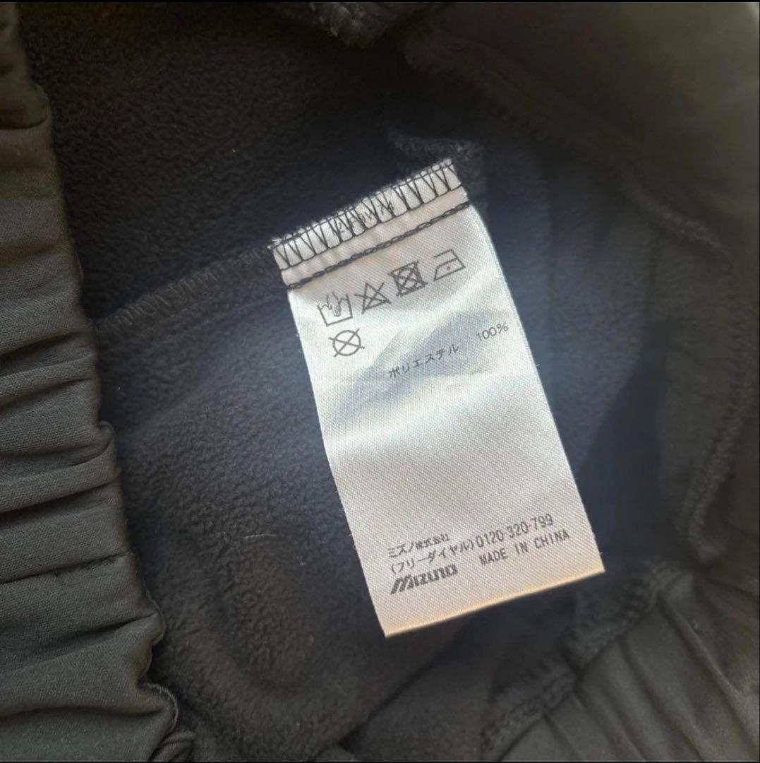 MizunoPro ホワイトフード付きジャケットとブラックトレーニングパンツ