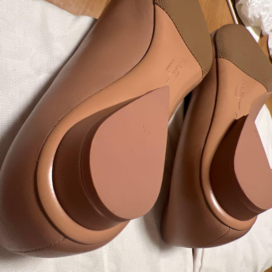 フェラガモvivaフラットパンプス　8c