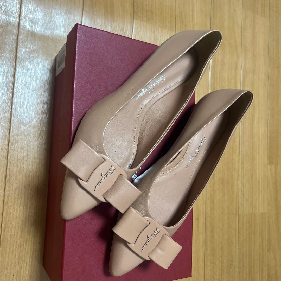 フェラガモvivaフラットパンプス　8c
