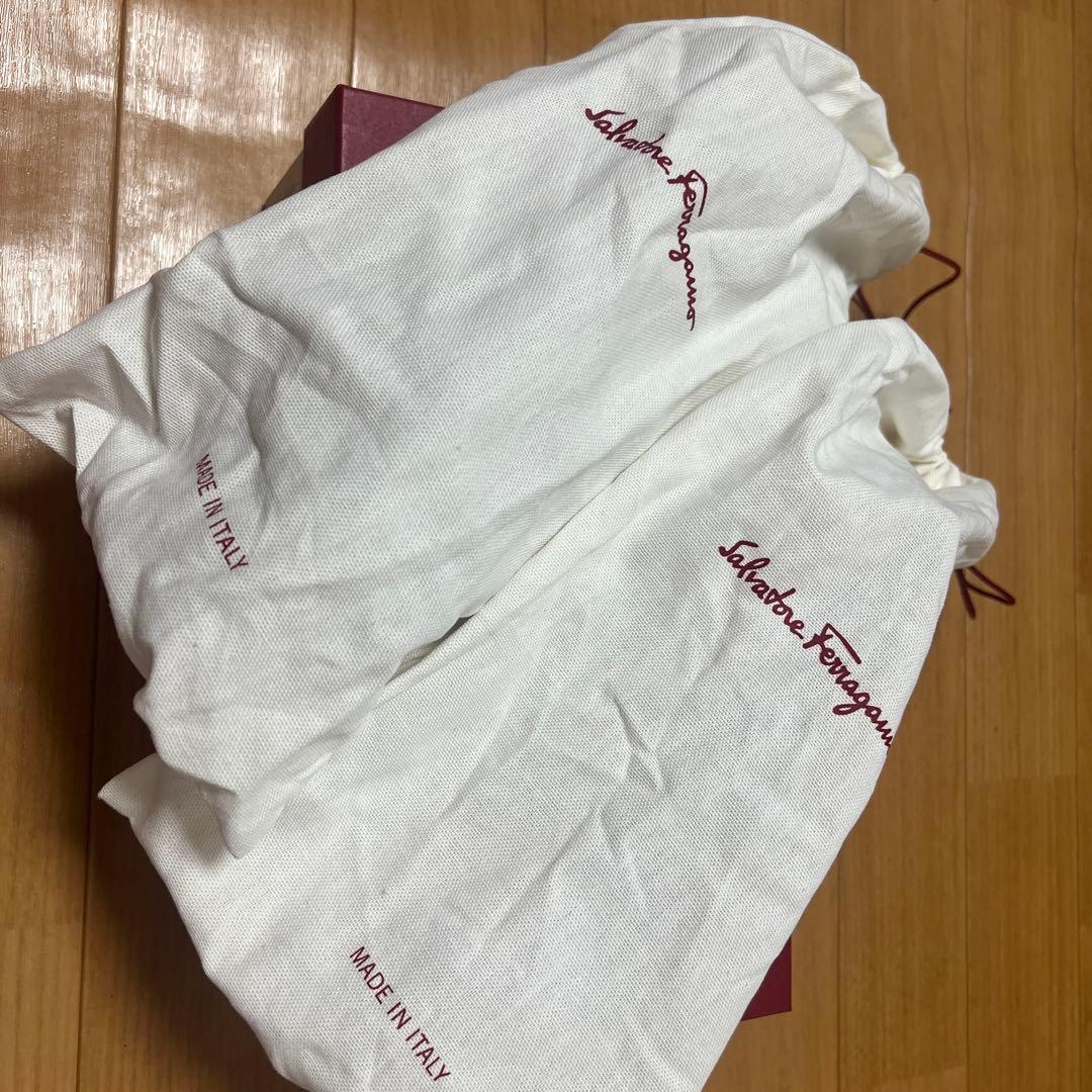 フェラガモvivaフラットパンプス　8c