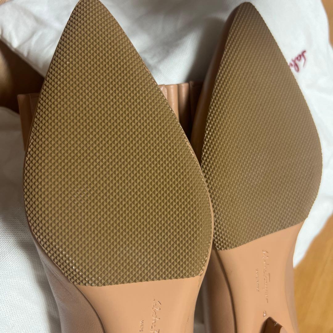 フェラガモvivaフラットパンプス　8c