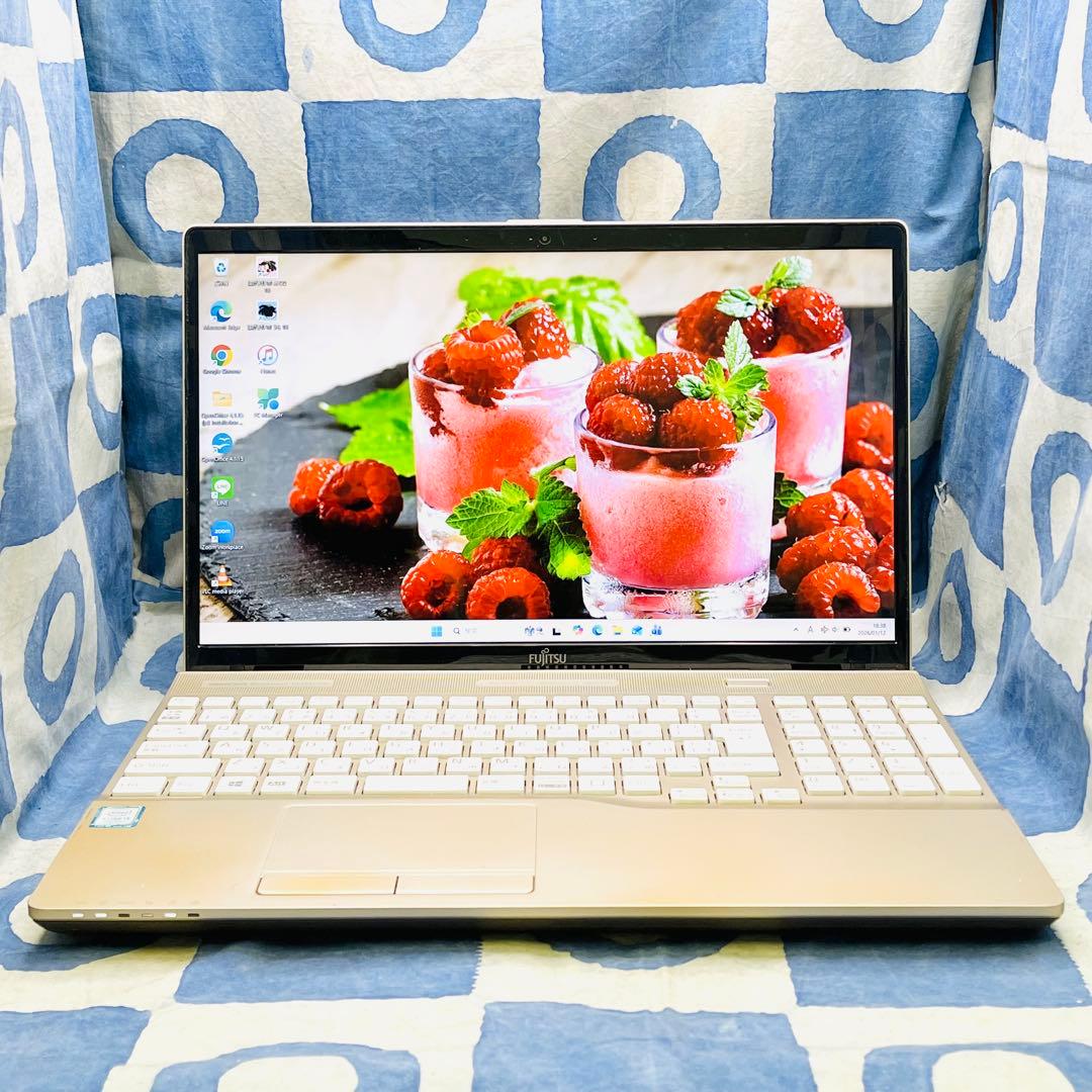 快適SSD☆美しいゴールドノートパソコン♪第7世代！カメラ付！Windows11