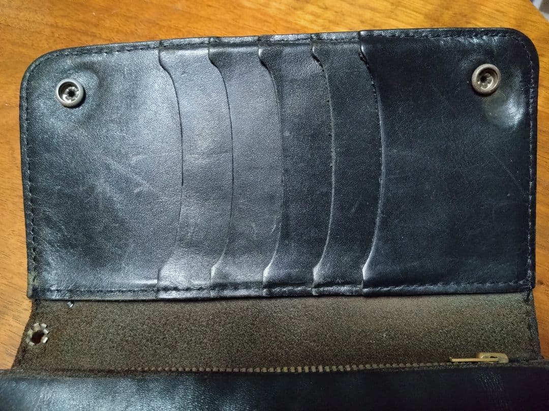 HTC 　長財布　ピラミッドスタッズ　本革　ブラック　黒