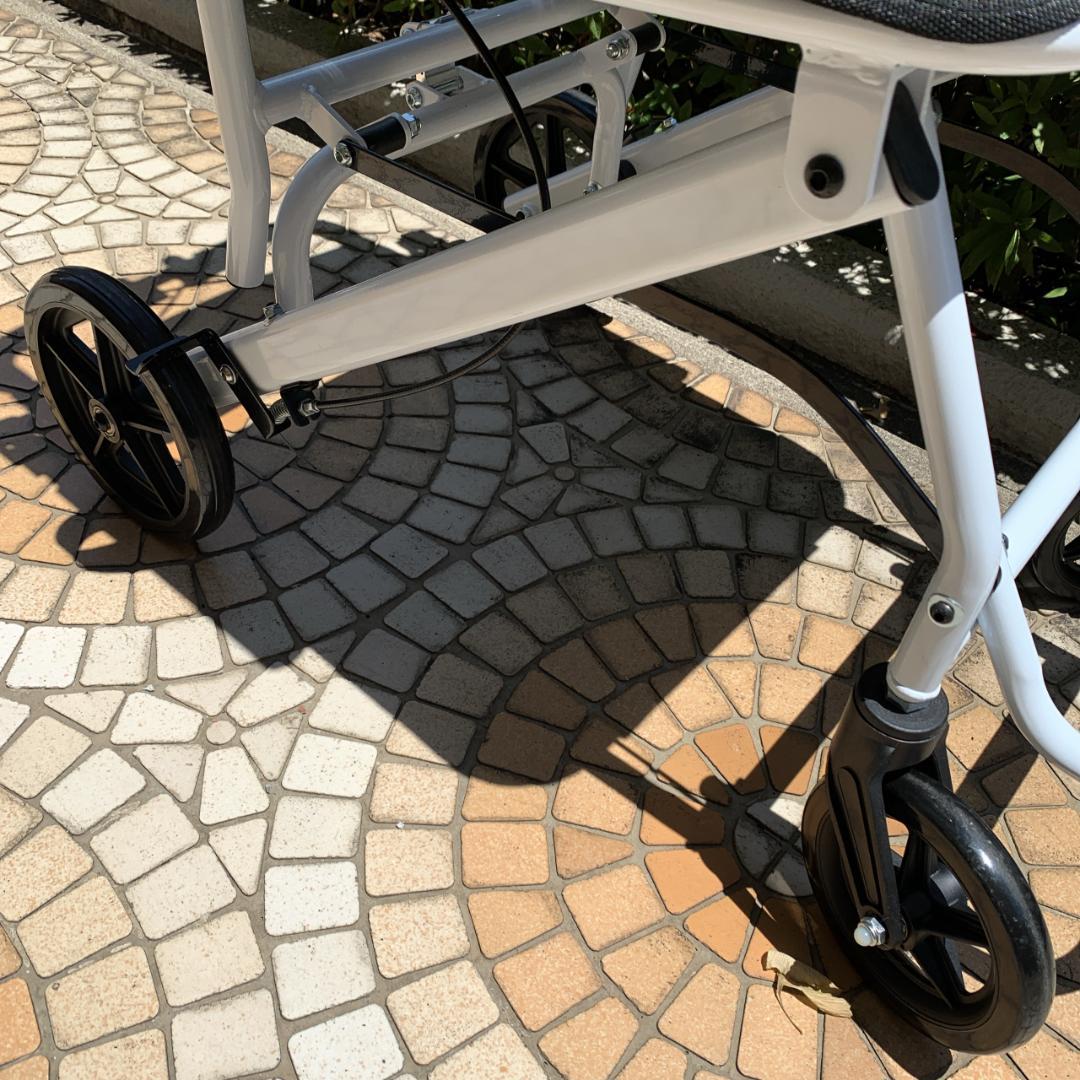 美品　RAKU　軽量　折りたたみ コンパクト 介助式車椅子　ノーパンクタイヤ