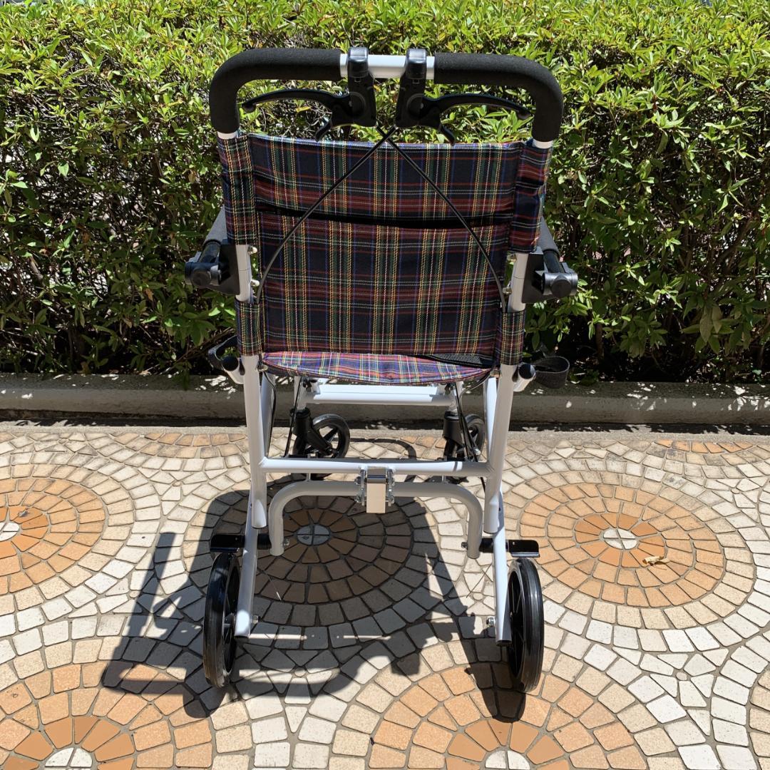 美品　RAKU　軽量　折りたたみ コンパクト 介助式車椅子　ノーパンクタイヤ