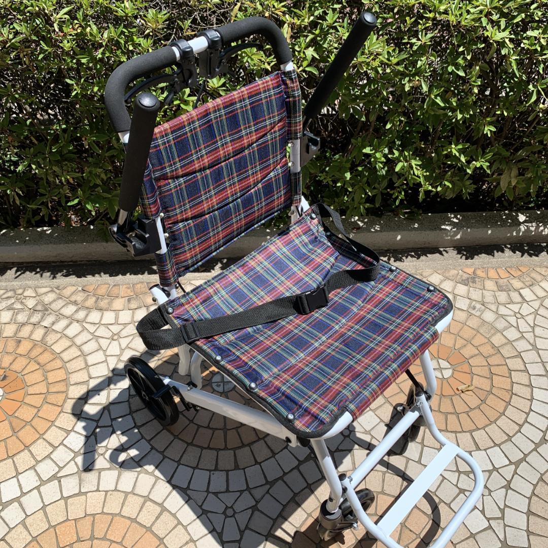 美品　RAKU　軽量　折りたたみ コンパクト 介助式車椅子　ノーパンクタイヤ