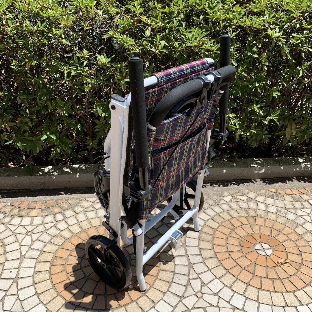 美品　RAKU　軽量　折りたたみ コンパクト 介助式車椅子　ノーパンクタイヤ