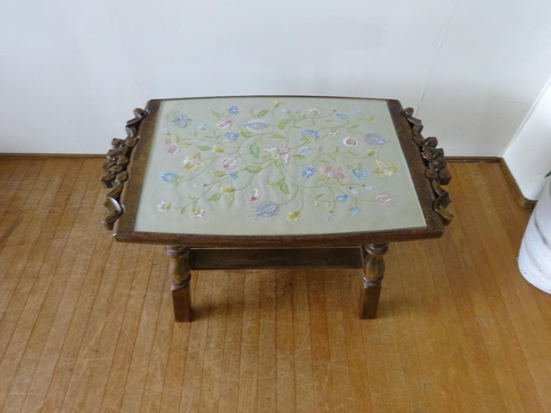 ぼんぼん　神戸洋家具　伊藤家具　　オーク材　ヴィンテージ　ガラス＆刺繍天板