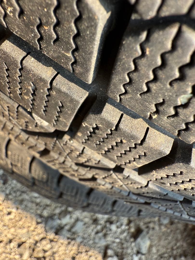 スタッドレスタイヤ4本 205/65R15 94Q