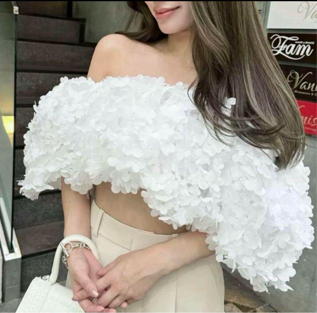 bibiy フラワー装飾オフショルダー白トップス