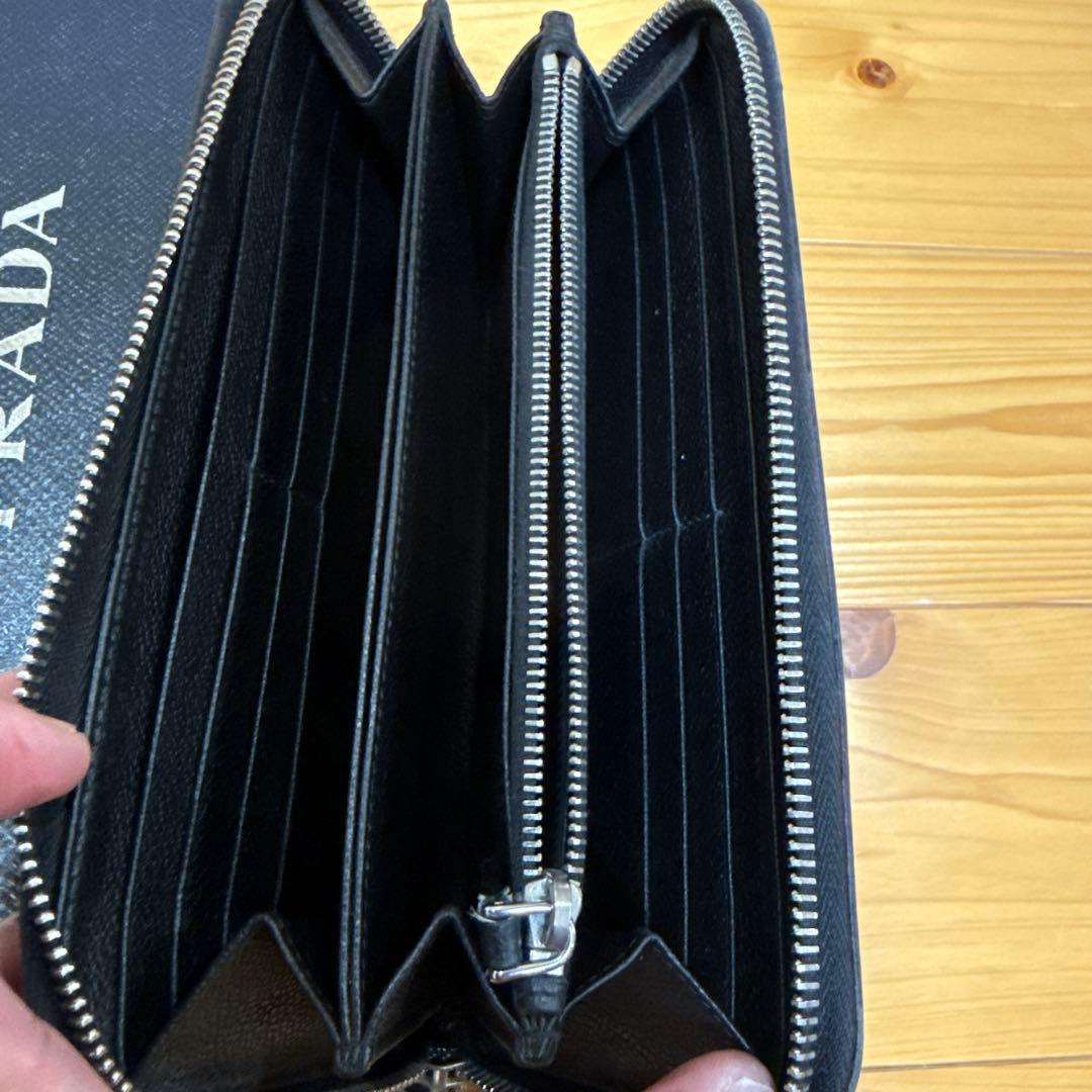 プラダ　ブラックレザー長財布 ジッパー付き