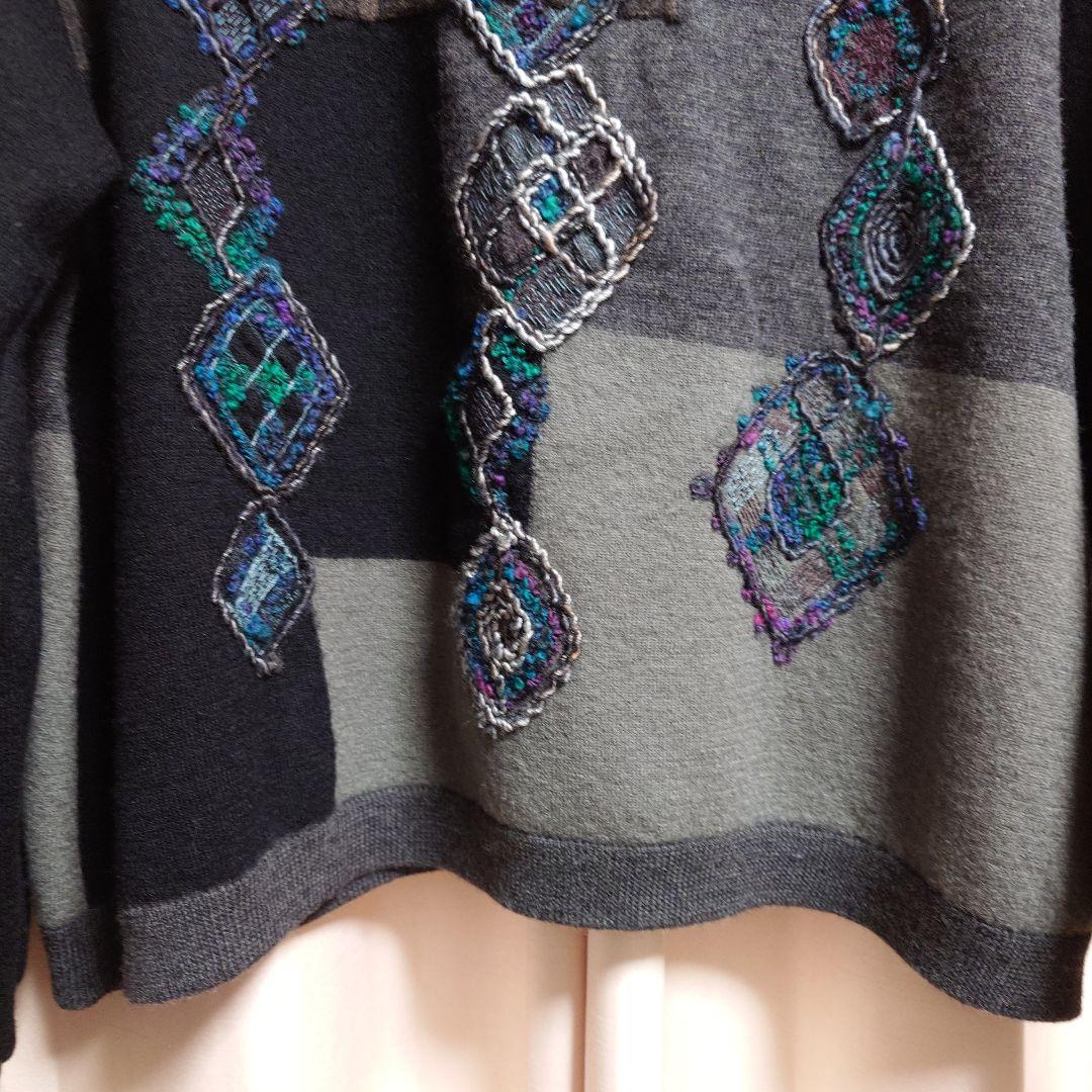 由宇フーガフーガより 幾何学模様刺繍セーター新品未使用
