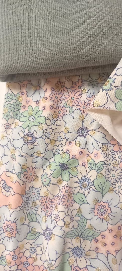 花柄の服にスカート