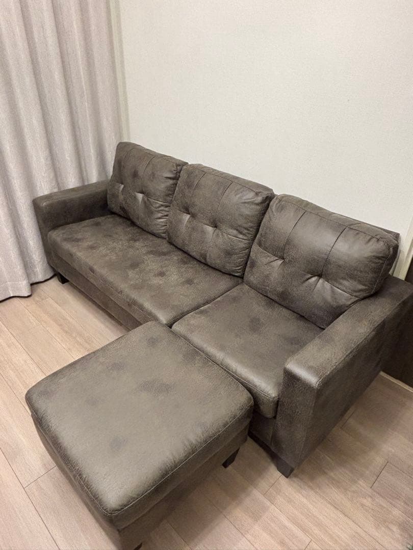 カウチソファ　レザーファブリック　クラッシック　ソファ　3人掛け　スツール付き