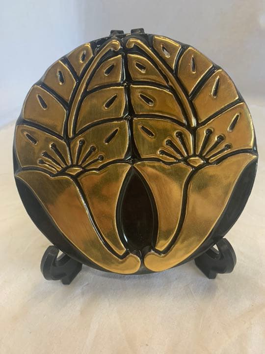 丸に抱き花杏葉　金焼物　家紋