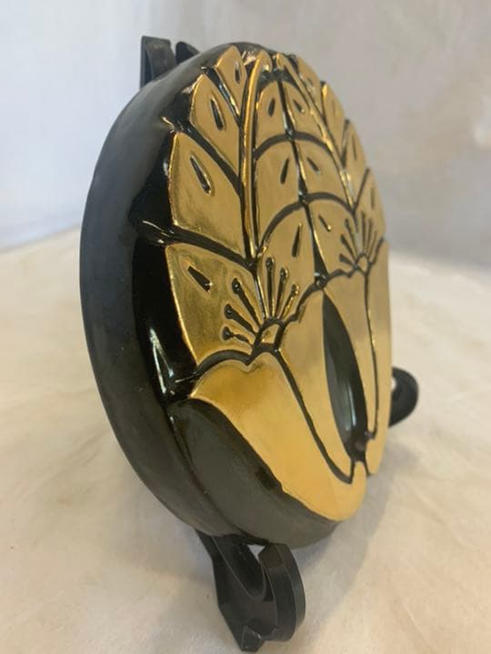 丸に抱き花杏葉　金焼物　家紋