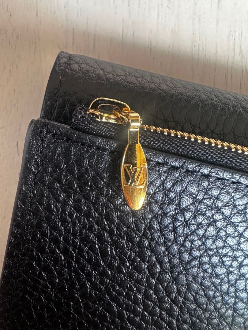 ルイ•ヴィトン　ポルトフォイユ•カプシーヌ　二つ折り財布