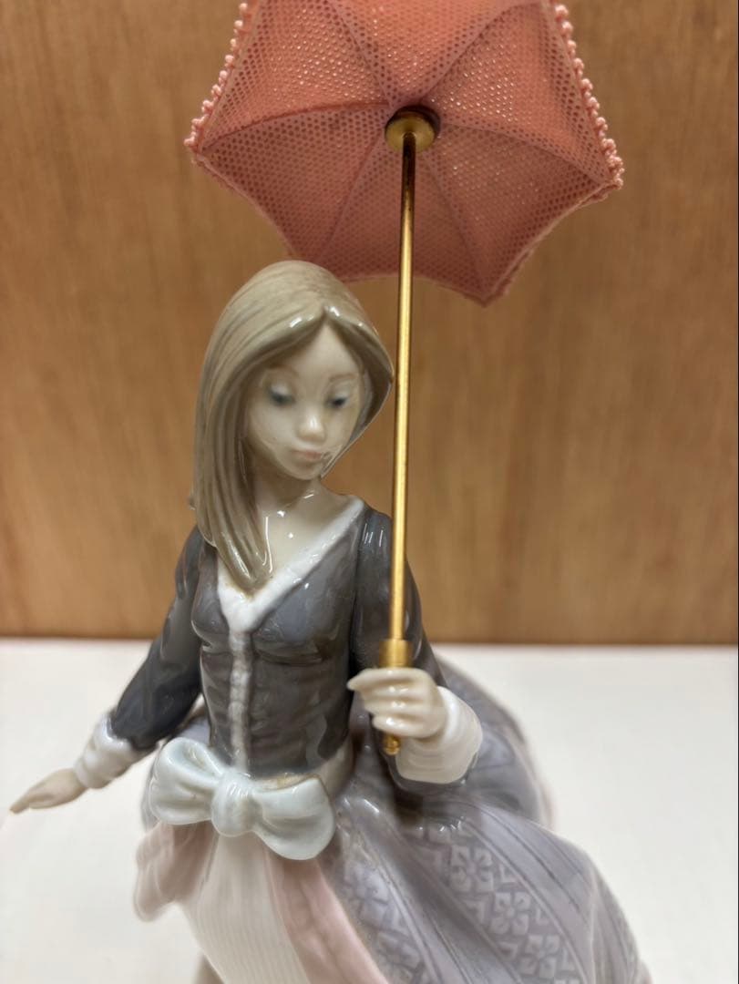 リアドロ パラソルを持つ娘