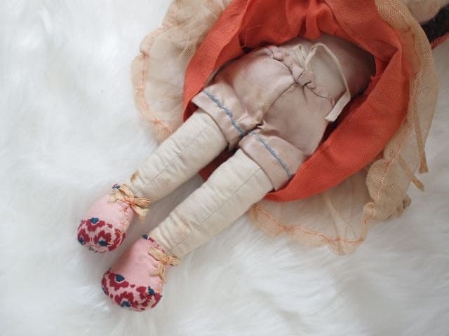 ＜イギリス　ヴィンテージ＞赤いドレスの女の子ドール