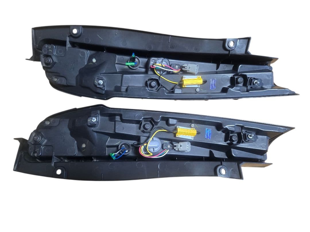 80ノア・ヴォクシー・エスクァイア LEDテールランプ VALENTI