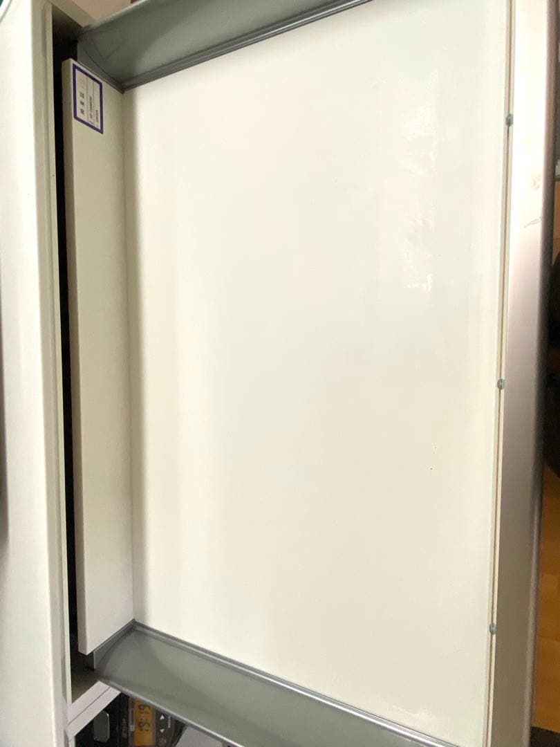 黒の木製食器棚 幅150cm ガラス扉付き