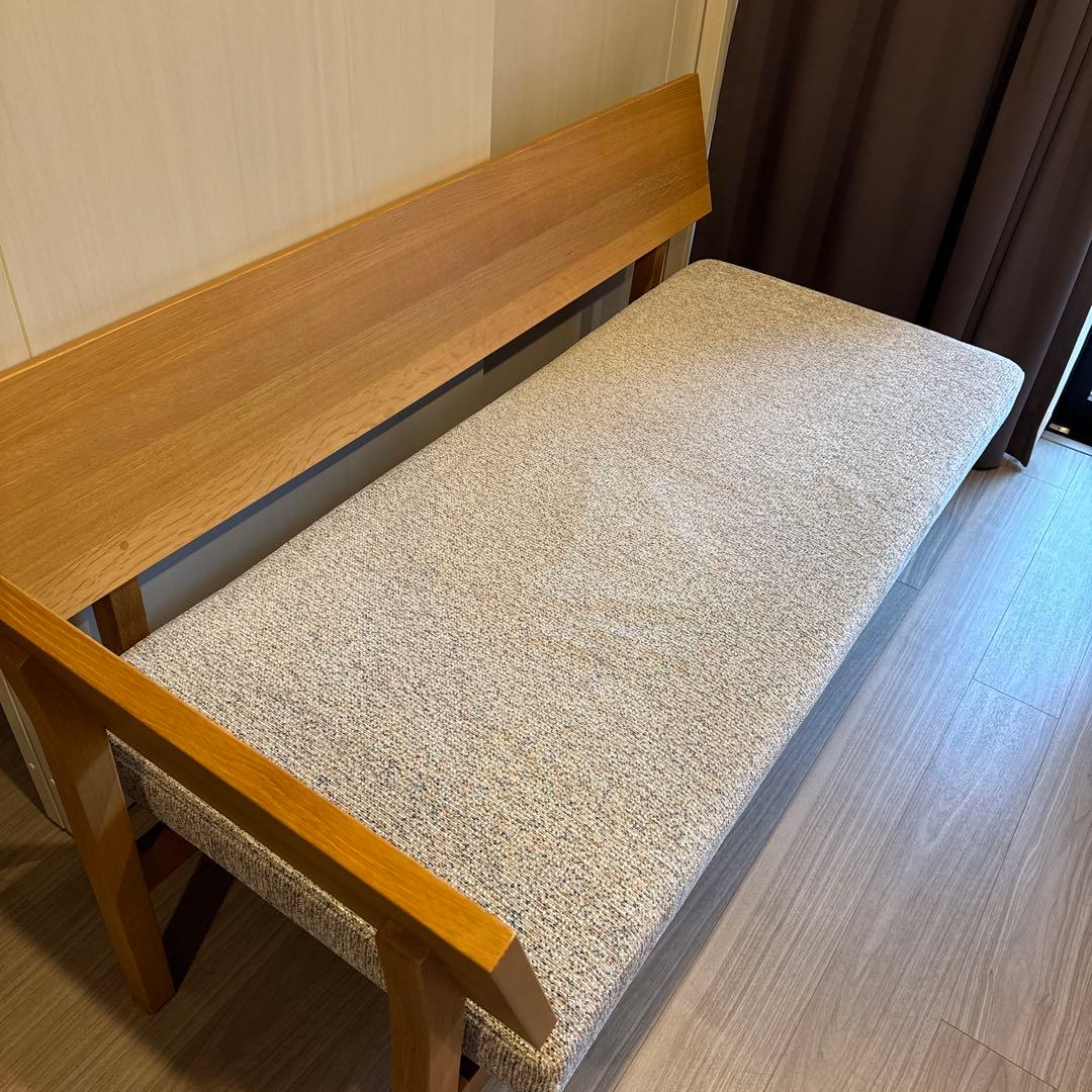 木製ベンチ ベージュ系 布地とテーブル