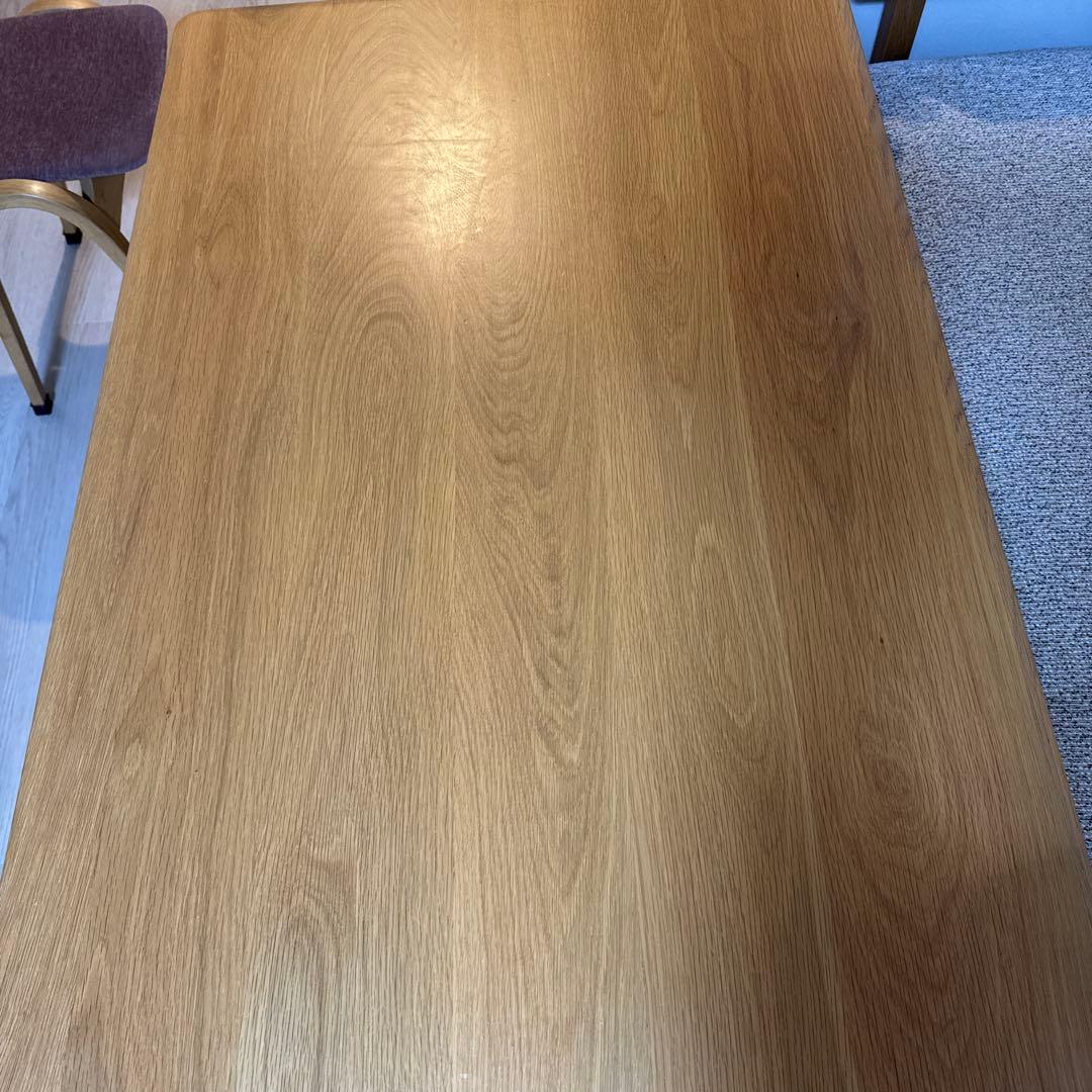 木製ベンチ ベージュ系 布地とテーブル