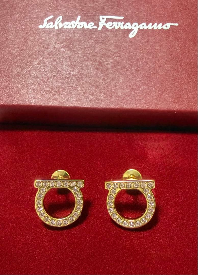 【お値下げ中】新品 Salvatore Ferragamoピアス ガンチーニ