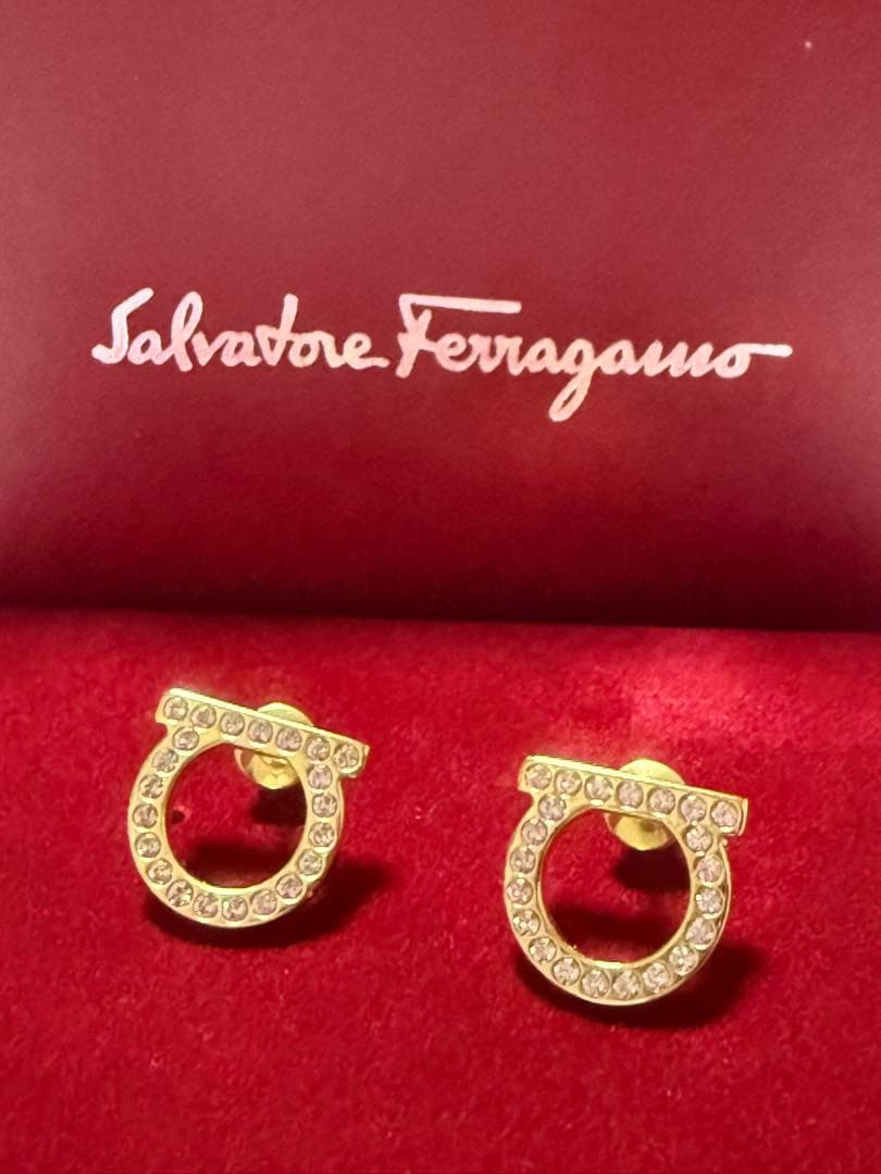 【お値下げ中】新品 Salvatore Ferragamoピアス ガンチーニ