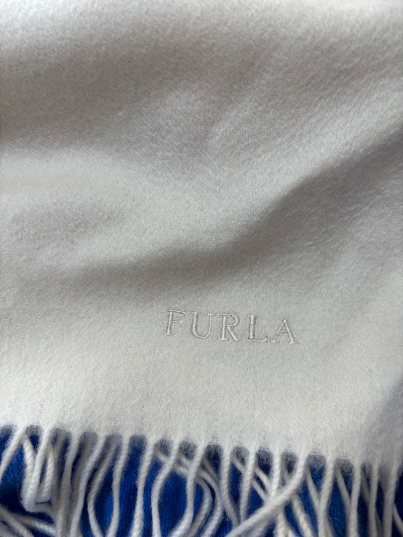 FURLAのカシミヤのオフホワイト 幅広い　レディースマフラー　 ショール