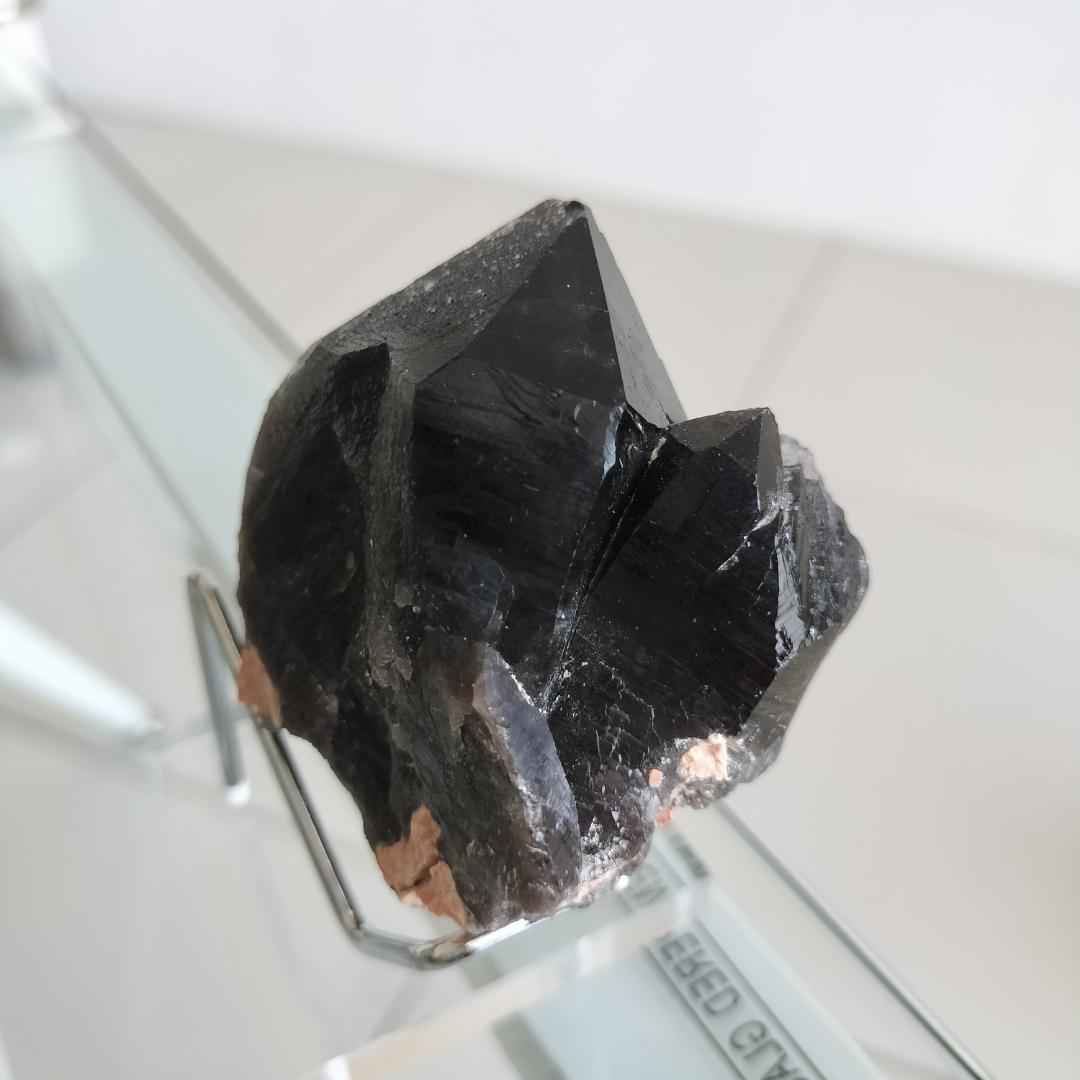 最高級モリオン=黒水晶[YhUW]原石　中国山東省産　台座付きインテリア　魔除け