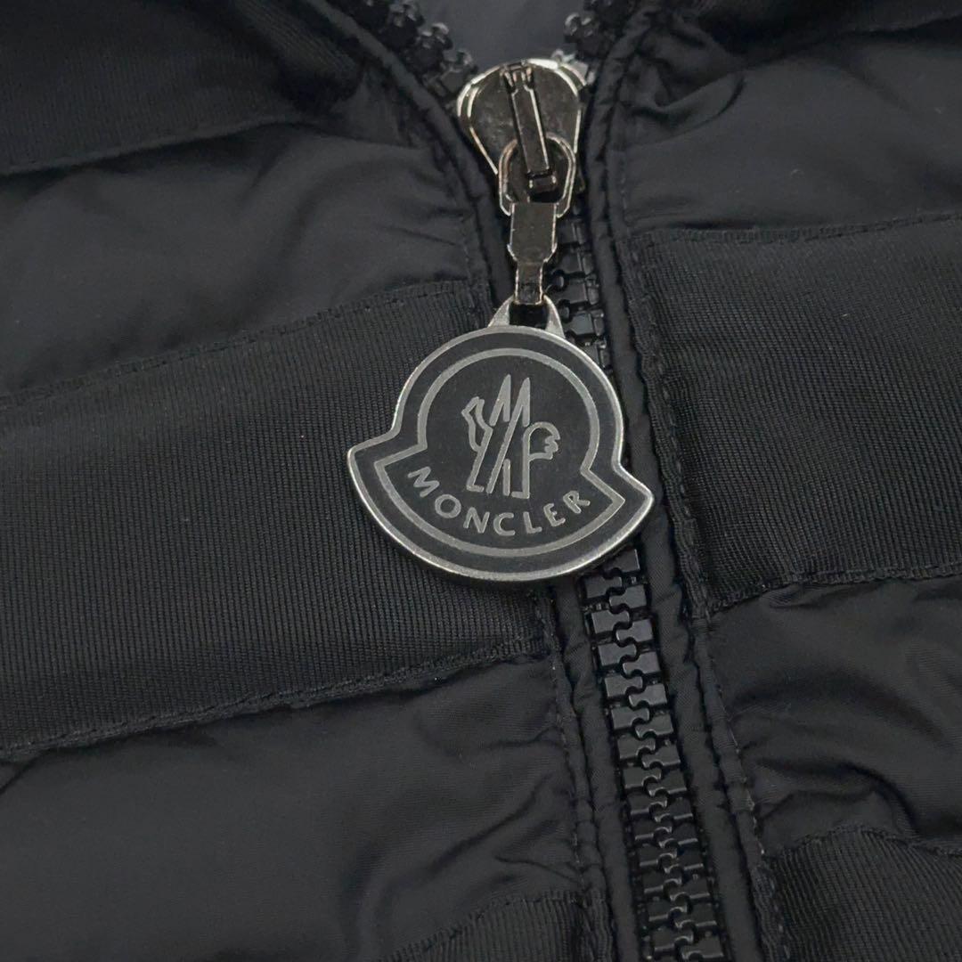 10639【美品・QR鑑定済み】モンクレール　メタルロゴ　ダウンベスト　黒