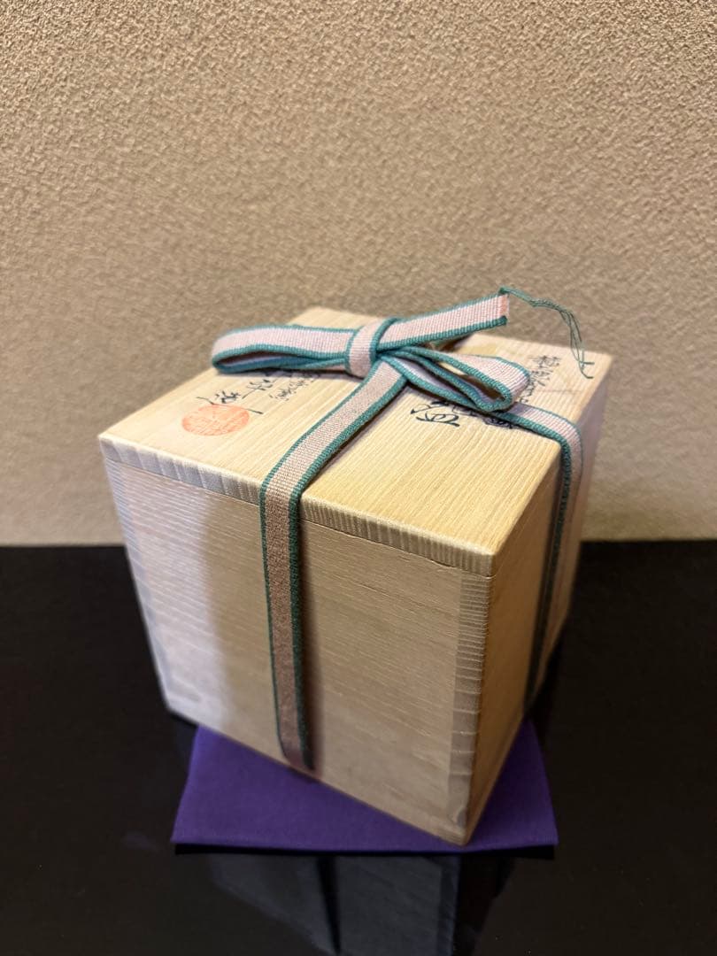 京焼　杉田祥平　赫土地金彩雪笹画　茶碗　共箱