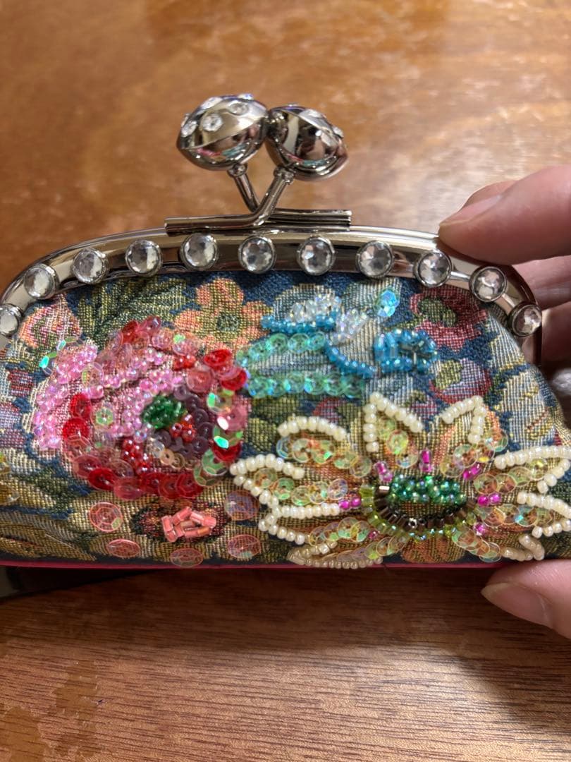 花柄刺繍スパンコールビーズがま口ポーチ
