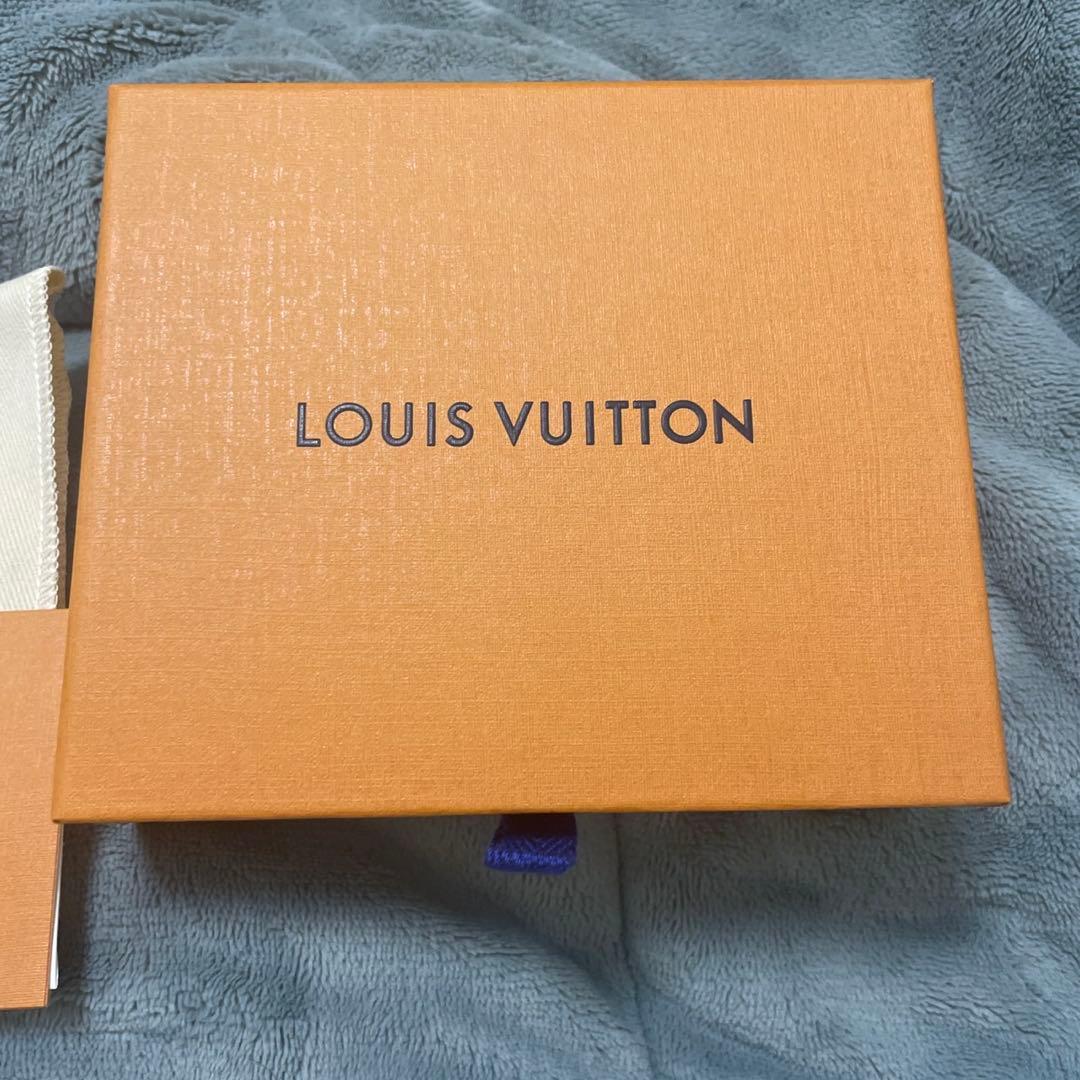 ルイヴィトン　ポルトフォイユ・ヴィクトリーヌ　トゥルトレールクレーム