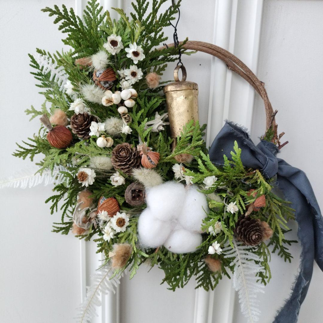 カウベルの優しい音色　コニファーと木の実の三日月リース　クリスマスリース