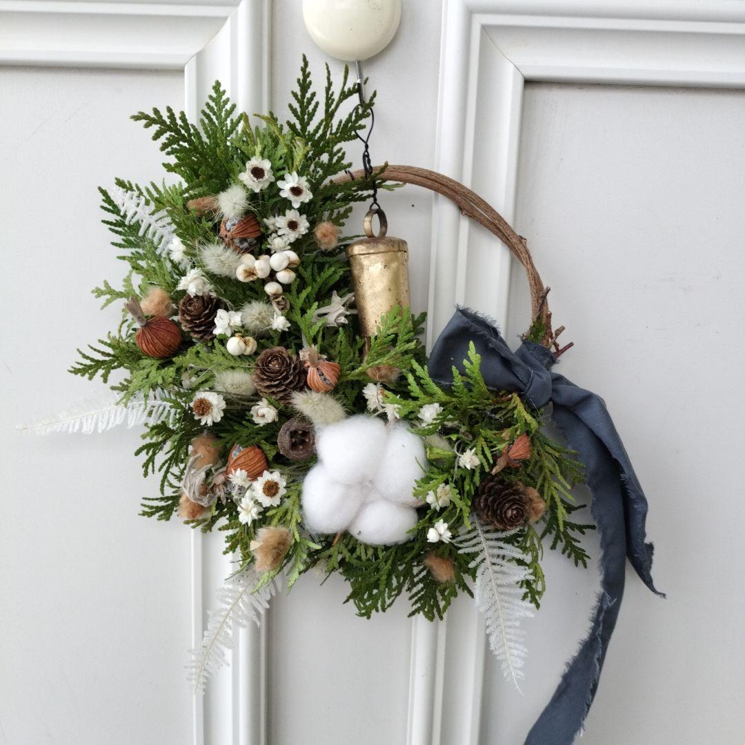 カウベルの優しい音色　コニファーと木の実の三日月リース　クリスマスリース