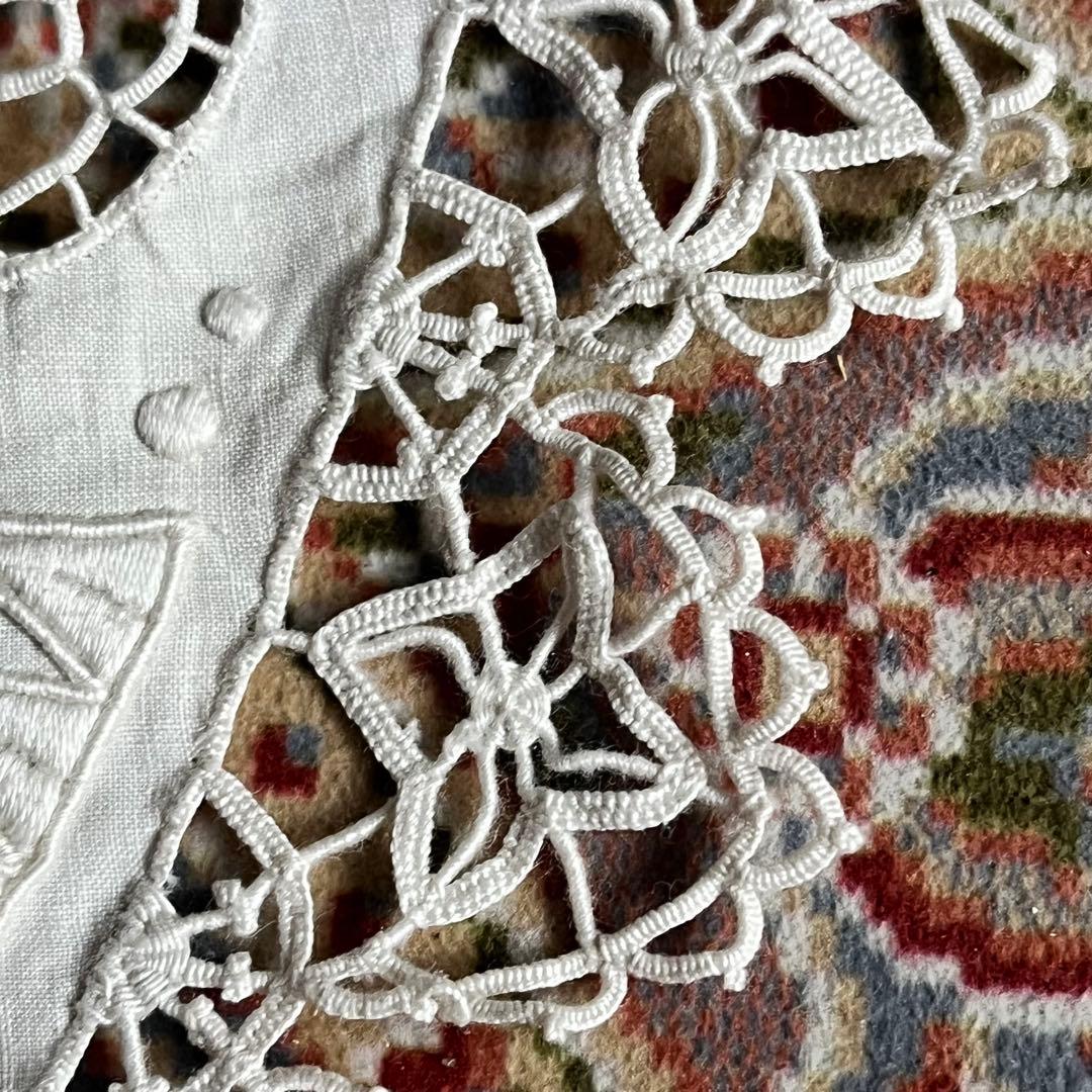 ヨーロピアン　ヴィンテージ　レース+刺繍テーブルクロス