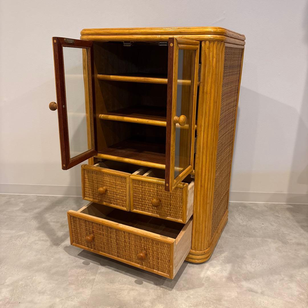 ラタン　ガラス扉付き　チェスト　ラック　収納棚