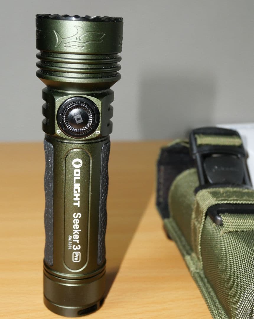 【中古】OLIGHT　鮫　seeker 3 pro アーマーグリーン　限定品