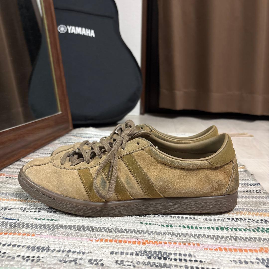 靴 adidas TOBACCO PANTONE/MESA/GUM